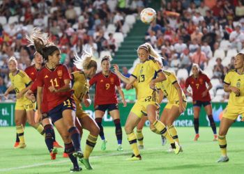 España rescata un empate ante Suecia