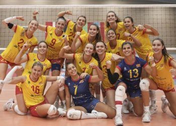 España doblega con solvencia a Dinamarca en el inicio del Preeuropeo