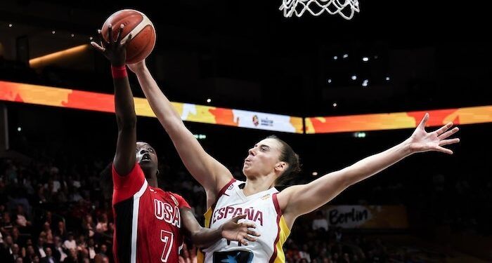 España plantó cara a Estados Unidos, pero se atascó en el último cuarto, y pujará por el bronce