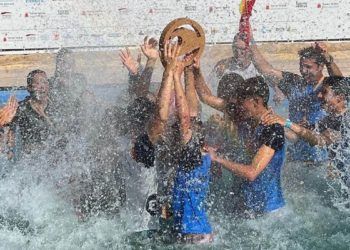 Una España invencible se alza sobre las olas de Santa Cruz con el cetro de Europa