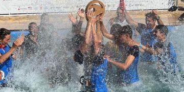 Una España invencible se alza sobre las olas de Santa Cruz con el cetro de Europa