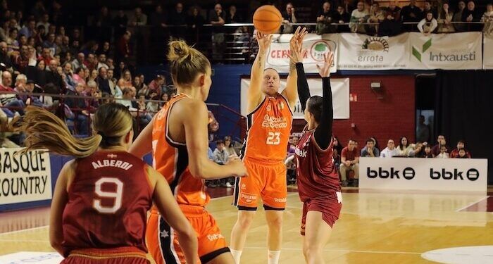 El Valencia ganó el derbi al Levante en un partido con Enith y Holmgren como protagonistas