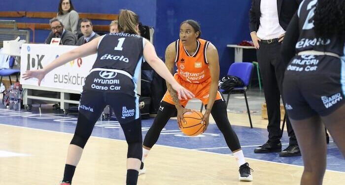 IDK Euskotren afiló el último cuarto para imponerse a Valencia Basket