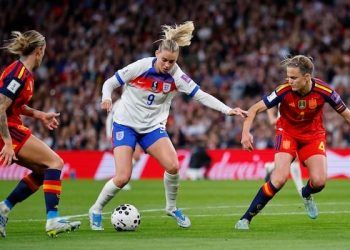 Inglaterra se impuso a España con un gol de Hemp y lidera su grupo camino del Mundial