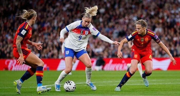 Inglaterra se impuso a España con un gol de Hemp y lidera su grupo camino del Mundial