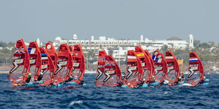 Pilar Lamadrid y Nacho Baltasar continúan en la pelea por el podio en los Lanzarote iQFOiL Games
