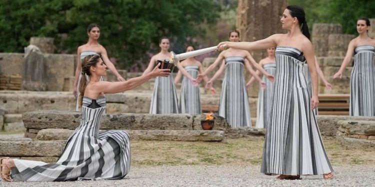 La llama olímpica se enciende en Grecia y comienza su camino hacia París 2024