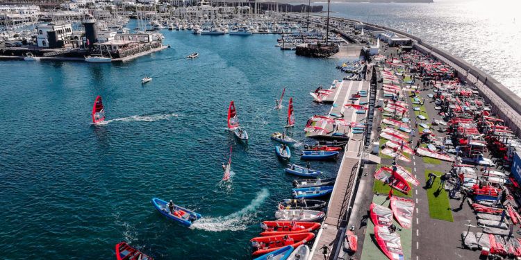 Arranca la lucha por el título mundial de iQFOiL en Lanzarote