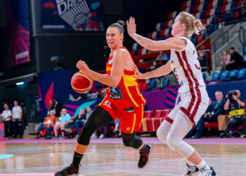 Letonia sorprende a España en un debut desafortunado