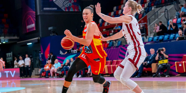 Letonia sorprende a España en un debut desafortunado