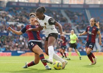 El Valencia ganó el derbi al Levante en un partido con Enith y Holmgren como protagonistas