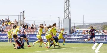 El Levante mantiene el pulso por Europa ante un Villarreal en apuros