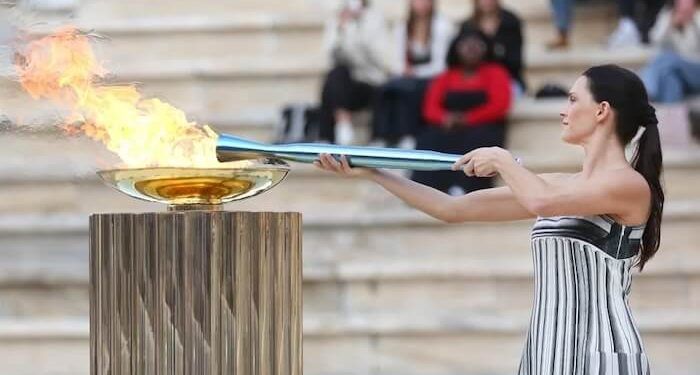 La llama olímpica deja Grecia y pone rumbo a Italia para los Juegos Olímpicos de Invierno de Milán-Cortina 2026