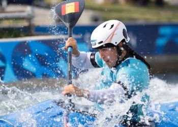 Maialen Chourraut logró el pase a cuartos de kayak cross y Miren Lazkano concluyó en París