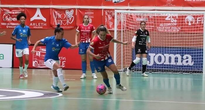 El Navalcarnero se impuso con solvencia al Melilla y formó el tercer partido de la final