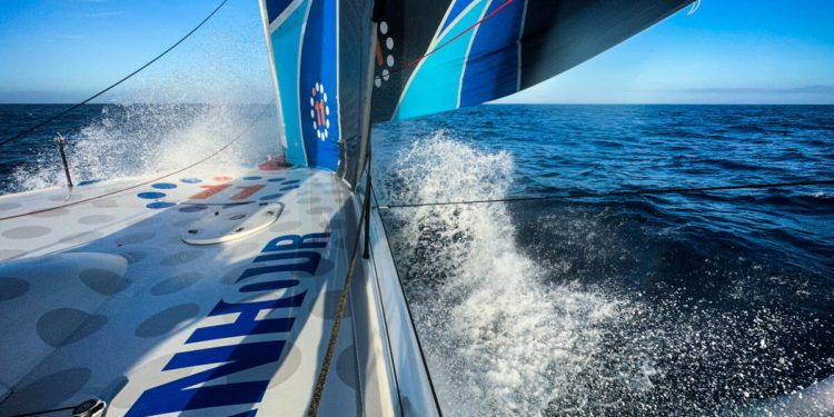 La flota de la Ocean Race se reagrupa en unos famélicos 50 Aullantes