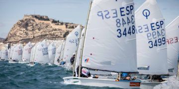 Leo Zabell se estrena en Alicante como primer líder del Campeonato de España de Optimist
