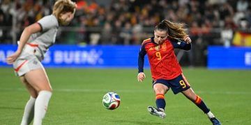 Claudia Pina y Edna Imade tumbaron el muro de Islandia en el camino a Brasil