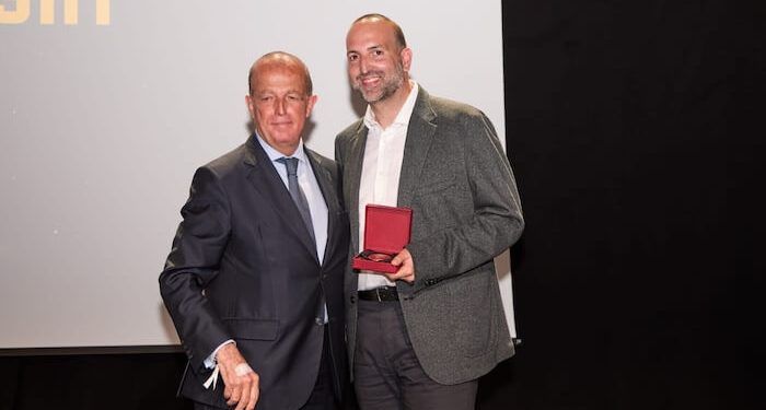 Hockey España reconoce con la medalla de bronce a Raúl Cosín, director de Visibilitas.com