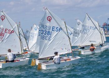 Valentina Belso e Izan Rogel, en Optimist A, y Almudena Basterra junto a Nicolás Castillo, en B, campeones del Trofeo Valencia Vela Infantil RCNV