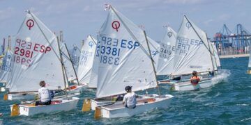 Valentina Belso e Izan Rogel, en Optimist A, y Almudena Basterra junto a Nicolás Castillo, en B, campeones del Trofeo Valencia Vela Infantil RCNV