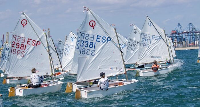 Valentina Belso e Izan Rogel, en Optimist A, y Almudena Basterra junto a Nicolás Castillo, en B, campeones del Trofeo Valencia Vela Infantil RCNV