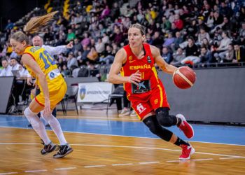 España construye un triunfo coral ante Rumanía