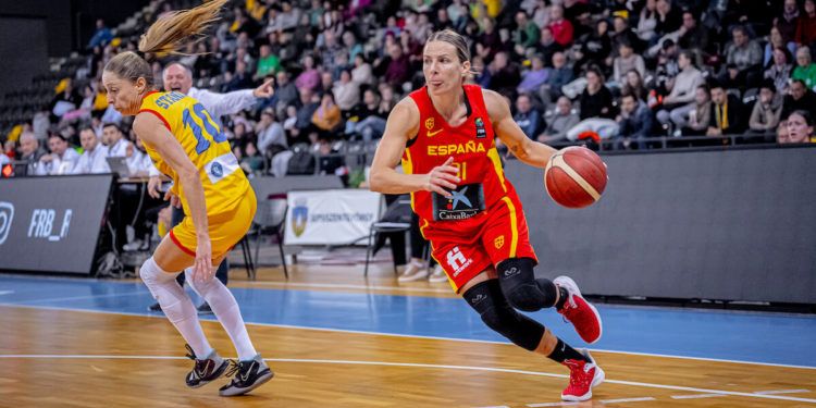 España construye un triunfo coral ante Rumanía