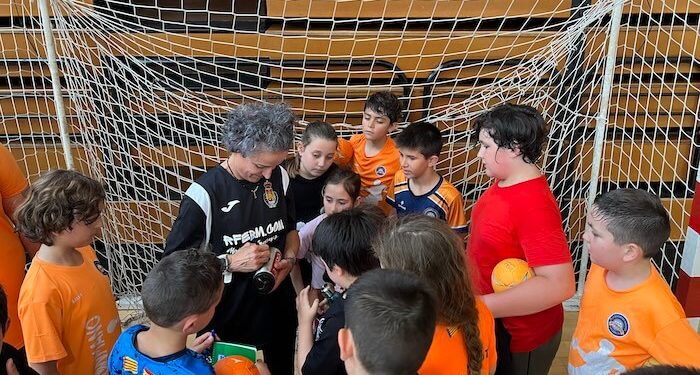 Susana Pareja proyecta sus experiencias como referente del balonmano a las nuevas generaciones