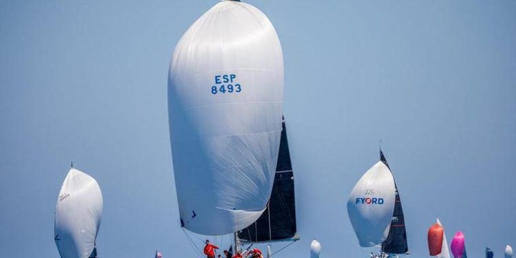 El TabarcaVela Diputación de Alicante más multitudinario arranca en la capital de la Costa Blanca