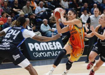 Victoria davant IDK en el retorn de Ouviña i l’homenatge a Anna Gómez