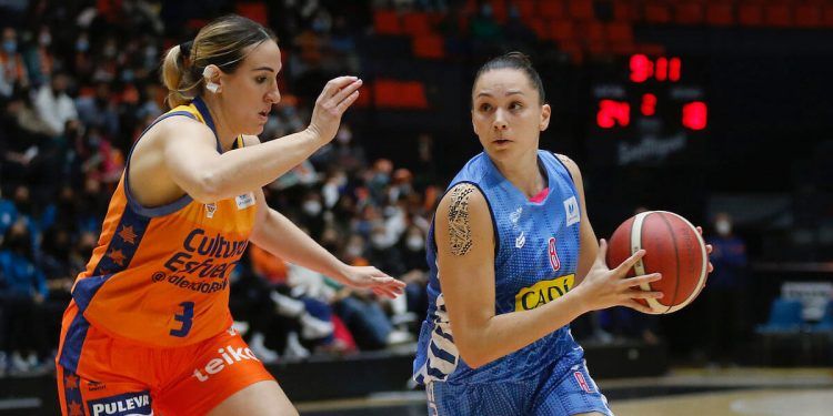 Itzi Germán se ‘estrena’ con un buen partido en el triunfo de Valencia sobre La Seu