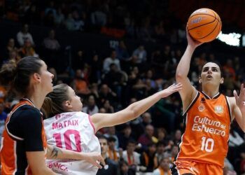 Valencia Basket se impuso ante un combativo Baxi Ferrol y tienen un balance de 7-0 en liga