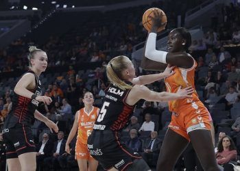 La reacción final del Girona frenó al Valencia Basket y deja todo abierto para la vuelta
