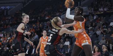 La reacción final del Girona frenó al Valencia Basket y deja todo abierto para la vuelta