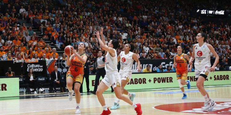 Valencia Basket sentenció a Zaragoza y jugará su tercera final de liga seguida