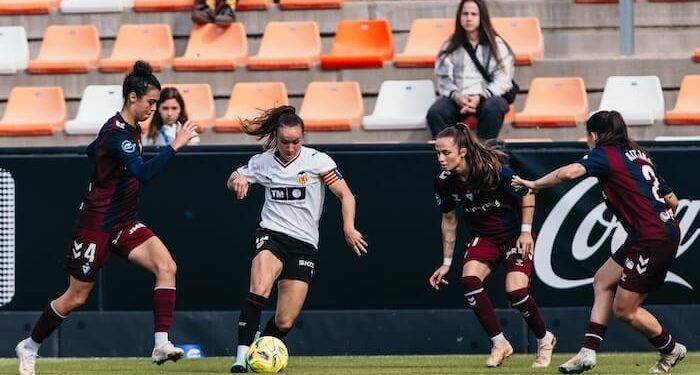El Valencia cogió oxígeno afilando el balón parado en un partido con un final de infarto