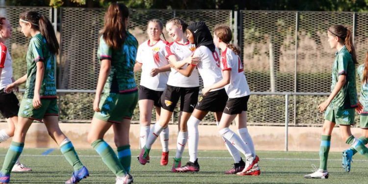 Los equipos de la II València Cup Girls entran en liza en una intensa jornada en el Jardín del Turia