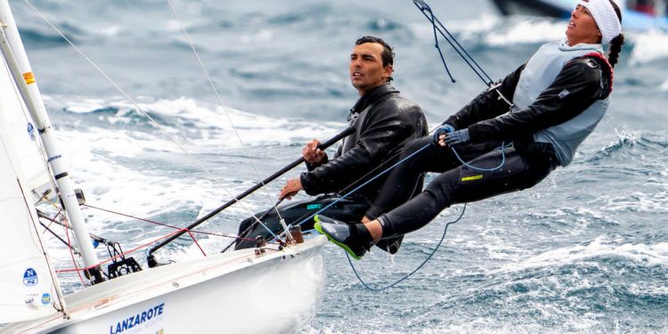 Jordi Xammar y Nora Brugman “surfean” al frente de la Lanzarote International Regatta y son los nuevos líderes de 470