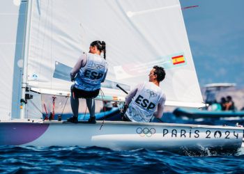 Tara Pacheco y Andrés Barrio se lucen en su estreno, con un primero en la última regata de Nacra 17